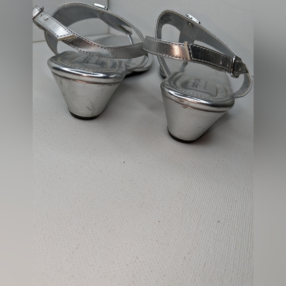 Comfort Plus by Predictions Women's Sandals Sz 7 Silver Low Heeled Buckle Strap - Picture 5 of 11